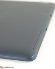 Matt-blaue Rückseite mit abgerundeten Ecken und Kanten.