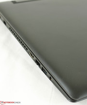 Abgeschrägte Kanten und abgerundete Ecken vorne.