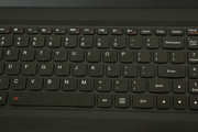 Die Chiclet-AccuType-Tastatur ist ungenau; Die Tasten sind sehr weich, der Hub und die Rückmeldung sind unbefriedigend.