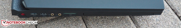 linke Seite: Netzanschluss, 2x USB 3.0, Mikrofon, Kopfhörer, Kartenleser, FrostCore oder optisches Laufwerk