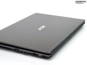 Da die Rückseite fast zur Gänze durch den Akku eingenommen wird, konzentrieren sich die Ports links und rechts an den Seitenkanten.