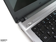 Ein weiterer Kritikpunkt wäre das Scharnier, welches ein Nachwippen des Displays nicht verhindern kann.