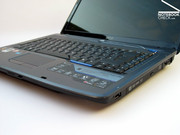 Das Gehäuse gibt sich durchaus attraktiv und zeigt die klassenübliche Hochglanzlackierung des Displaydeckels.