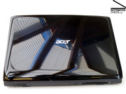 Markant ist nach wie vor der Displaydeckel in schwarzer Hochglanzoptik der nun zusätzlich auch ein beleuchtetes Acer Logo zeigt.