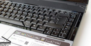 Die Tastatur zeigt zwar eine unauffällige Tastenanordnung, kann edoch aufgrund der glatten,...
