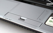 Anders beim Touchpad: Dieses ist sowohl optisch gut gelungen und lässt sich außerdem einwandfrei bedienen.