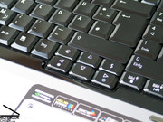 Punkten kann die Tastatur vor allem hinsichtlich ihrer Optik, da die glatte Tastenoberfläche in ihrer Bedienung eher gewöhnungsbedürftig ausfällt.