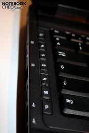 Links neben der Tastatur befinden sich weitere Schnellzugriffstasten, die beispielsweise den Browser starten oder den Computer sperren.