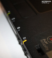 Vier Statusleuchten an der Vorderkante zeigen Akku-und Betriebsstatus sowie Bluetooth und WLAN-Aktivität.