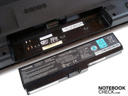 Der rechteckige Akku findet in der Rückseite Platz.