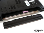 Der Akku wird komfortabel in die Rückseite geschoben.