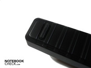 Der Akku ist für die Gesamtstabilität wichtig, da an ihm Gehäusefüße angebracht sind