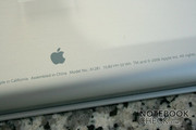Der Akku wurde von Apple auf 50Wh geschrumpft und hält unter Mac OS X bis zu 7h durch.