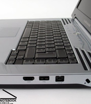 Der Netzanschluss als auch das Kensington Schloss an der anderen Seite wurden besonders effektvoll in den Scharnieren untergebracht.