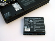 Der integrierte Akku verfügt zwar über eine beträchtliche Kapazität, den Leistungshunger des M17 kann dieser allerdings trotzdem unmöglich stillen.