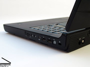 Die gebotenen Anschlussoptionen befinden sich überwiegend an der rechten Gehäuseseite bzw. an der Rückseite.