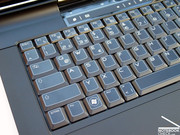 Auch die vergleichsweise hohe Bauhöhe der Baseunit und die scharfe Kante an der Vorderseite tragen nicht zum Tippkomfort bei.