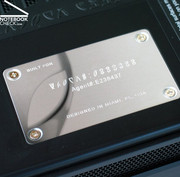 Auch beim m17x hat man die Möglichkeit, eine an der Unterseite des Gehäuses angebrachte Metallplakette mit seinem individuellen Schriftzug zu versehen.