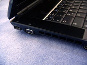 Hinsichtlich Anschlussoptionen bietet das Samsung R560 drei USB 2.0 Ports, einen VGA Ausgang sowie Kopfhörer und Mikrofon Anschluss,...