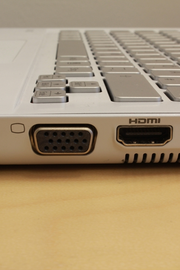 Sowohl ein VGA- als auch HDMI-Anschluss sind vorhanden.