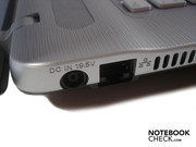 Stromeingang und RJ-45 Gigabit-Lan auf der linken Seite