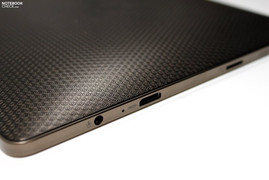 Direkt am Tablet findet man nur Mini-HDMI, einen Kopfhöreranschluss...