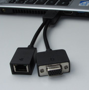Mit einer Kabelpeitsche erweitert man das Notebook um einen VGA-Steckplatz und eine Gigabit-Ethernet-Anschluss