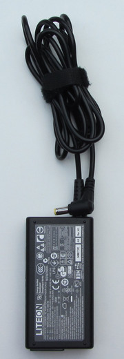 Das Netzteil ist nur wenig größer als eine Zigarettenschachtel