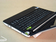 Während das Netbook an den Außenseiten weiß gefärbt ist, gibt sich das Gerät an der Innenseite komplett schwarz.