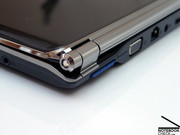 Mit USB 2.0, VGA, LAN und Audio Anschlüssen findet man ausschließlich die typischen Netbook Ports am Eee S101.