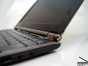 ...an dessen Enden links und rechts ein edler Kristall von Swarowski eingesetzt wurde.