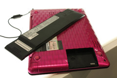 Der 3-Zellen-Akku ist besonders flach und wird in den EeePC hineingeschoben.