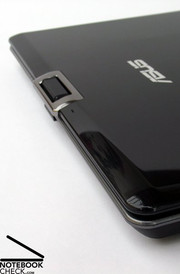 ...welches dem Notebook einerseits ein überaus gefälliges Äußeres verpasst, sich hinsichtlich Verschmutzungen aber großzügiger als vergleichbare Modelle gibt.