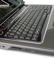 Hinsichtlich Tastatur bietet das M70S ein ebenso großzügiges Tastenlayout,...