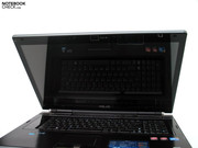 Beim Display kommt ein 18.4-Zoll Panel im Edge-to-Edge Design und FullHD Auflösung zum Einsatz.