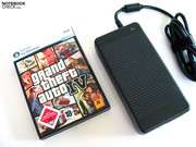 Auch das Netzteil ist mit rund 1.3 Kilogramm ordentlich ausgefallen.