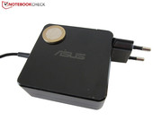 Ungewöhnlich: Das Netzteil hängt direkt am Stromstecker.