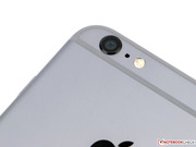 Die Kamera besitzt einen optischen Bildstabilisator.