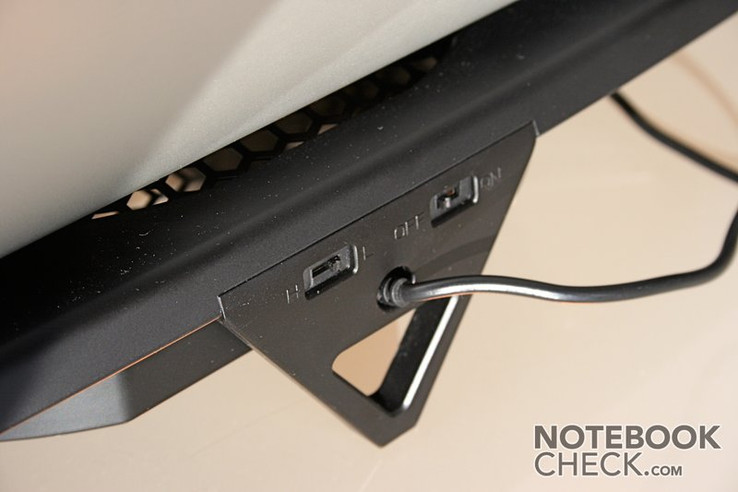 Die Bedienelemente des Notebook-Kühlers sind auf der Rückseite angeordnet und nicht sonderlich hochwertig ausgeführt.