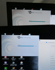 Das Display ist vor allem bei weißen Inhalten blaustichig - hier im Vergleich zu einem neutraleren Desktop-Monitor