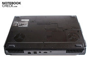 Die Bodenplatte wird von 9 Schrauben gehalten