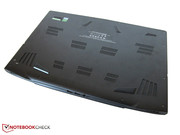 Die Bodenplatte ist mit 12 Schrauben befestigt.