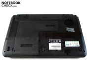 Eine große Abdeckung kann vom Gehäuseboden entfernt werden.