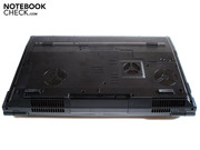 Die rückwertigen Anschlüsse werden von einer Klappe verdeckt.