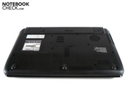 Zwei Abdeckungen werden von jeweils einer Schraube gehalten.