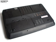 Die Bodenplatte wird von zahlreichen Schrauben gehalten.