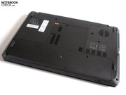 Vom Gehäuseboden lässt sich eine große Abdeckung entfernen.