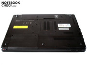 Zwei Abdeckungen lassen sich vom Gehäuseboden entfernen.