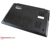 Die Wartungsklappe wird von zwei Schrauben gehalten.