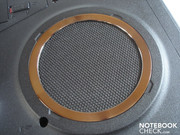 Der Lüfter ist zur linken Seite hin gerichtet und besitzt auch im Gehäuseboden eine Lüfteröffnung